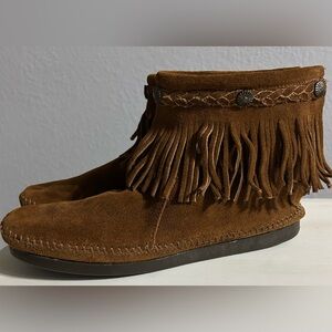 NWOT Minnetonka Women’s High top zip back moccasins, bootie, brown, women’s 9.